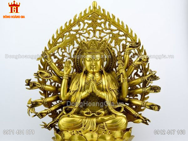 Từng đường nét trên pho tượng Chuẩn Đề Bồ Tát được chạm khắc tỉ mỉ và tinh xảo nhất